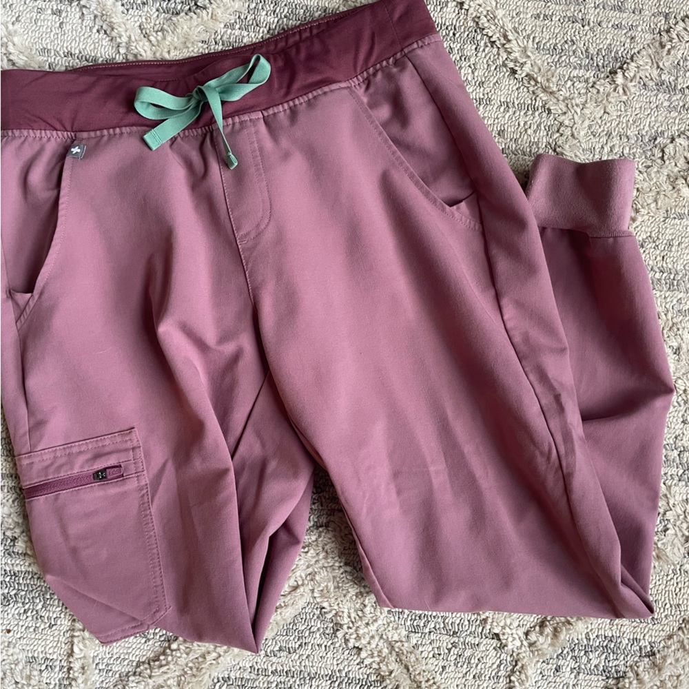 Figs mauve jogger size small